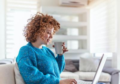 Vrouw bekijkt financieringsmogelijkheden