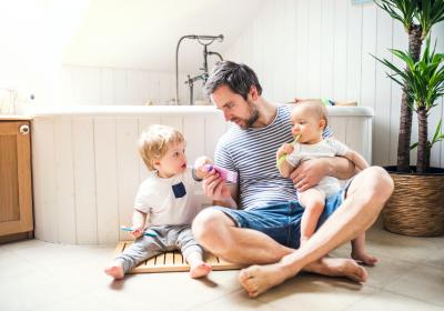 Foto van vader met kinderen in de badkamer