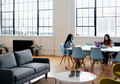 Foto van werken in woonkamer