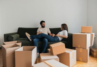 Foto van stel tussen de verhuisdozen