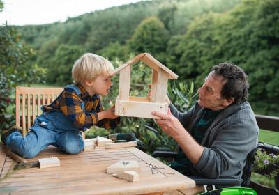 Opa en kleinkind bouwen een vogelhuisje