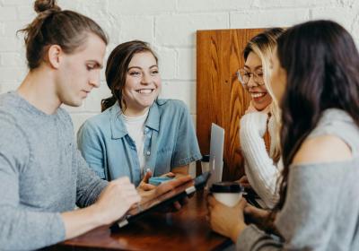 Foto van mensen met digitale apparaten
