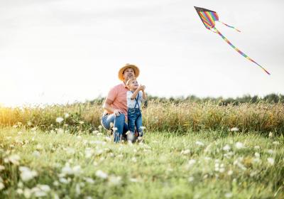 Wind blaast vlieger omhoog 