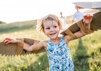 Kind speelt met de wind 