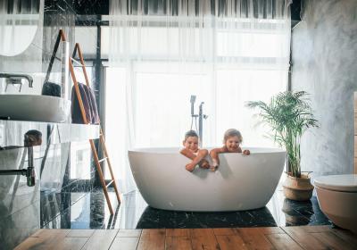 Foto van kinderen in een badkamer