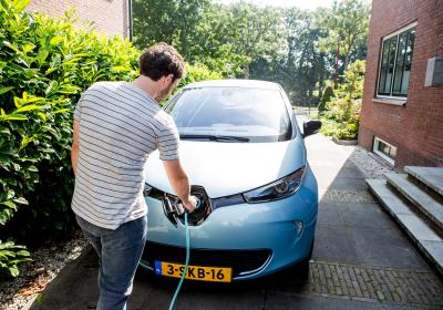 Foto van een elektrische auto die opgeladen wordt