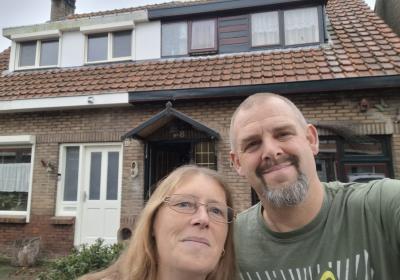 Daniel en zijn vrouw bij hun huis