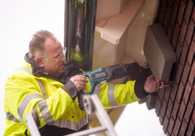 Vleermuiskast wordt ge&iuml;nstalleerd 