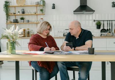 Stel kijkt naar de energierekening