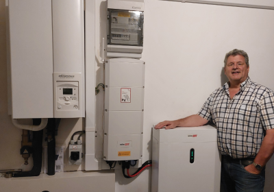 Pieter bij zijn warmtepomp, omvormer en e-accu.