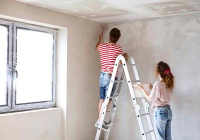 Twee mensen klussen in huis 