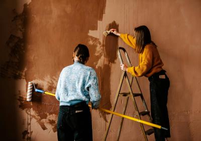 Twee mensen zijn aan het klussen in huis 