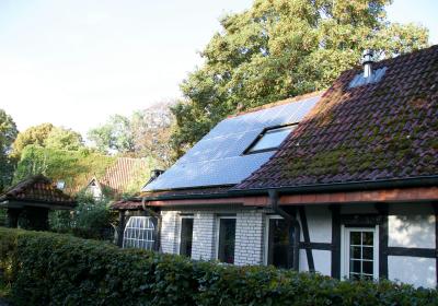 Foto van een huis met zonnepanelen