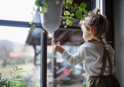 Kind kijkt naar buiten door het raam