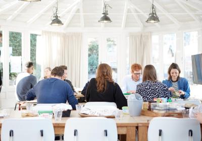 Rebel: medewerkers lunchen samen