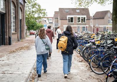 Mensen lopen bij fietsenstalling 