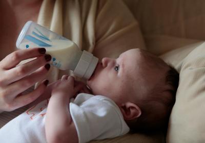 Baby drinkt uit de fles 