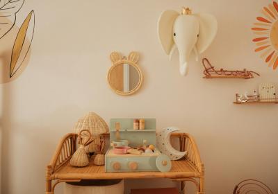Muur met kinderspullen