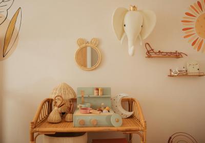 Muur met kinderspullen