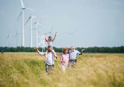 mensen bij windmolen