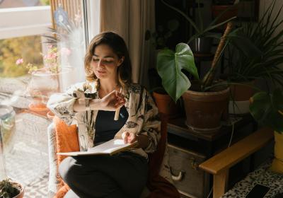 Boekje lezen tegen het raam 