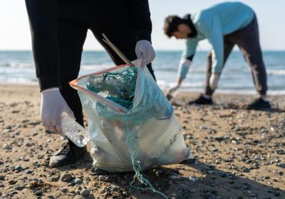 Foto van mensen die het strand opruimen