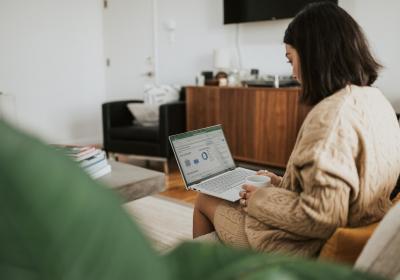 Vrouw die naar rapport op laptop kijkt